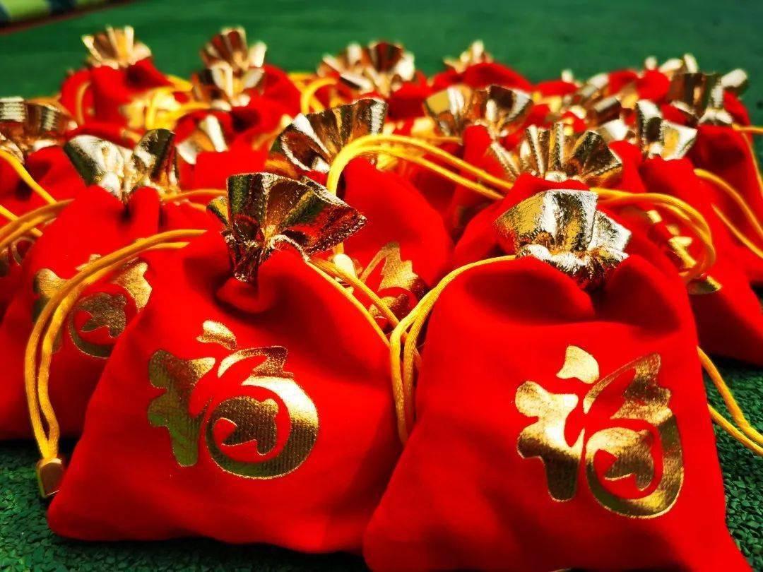吴尊晒日常照，一家人穿休闲装出镜，温馨又幸福的画面